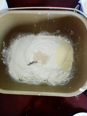 后油法和面，顺序依次是：水，蛋液，糖，盐，高粉，奶粉，酵母放入面包机桶中