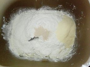 后油法和面，顺序依次是：水，蛋液，糖，盐，高粉，奶粉，酵母放入面包机桶中