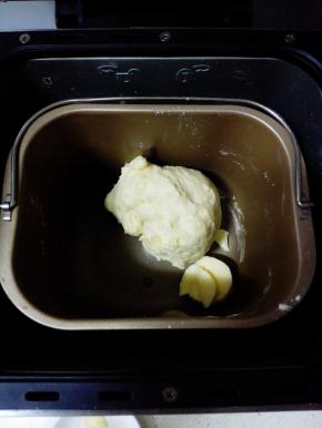 选择自定义和面功能键13分钟后，放入软化的黄油