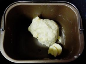 选择自定义和面功能键13分钟后，放入软化的黄油