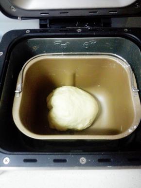 继续和面15分钟，看是否揉成光滑的面团