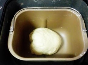 继续和面15分钟，看是否揉成光滑的面团