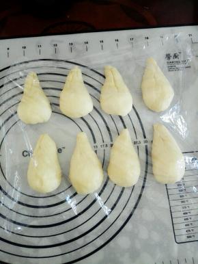 将面团搓成上细下粗的萝卜头状