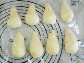 将面团搓成上细下粗的萝卜头状