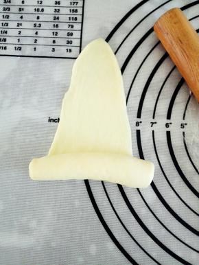 由下往上卷起，顶部的面皮压薄