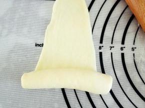 由下往上卷起，顶部的面皮压薄