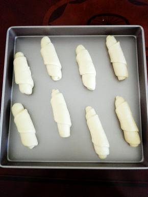 将面包卷放在烤盘上，入烤箱二次发酵，38度发酵，烤箱底层放一盘热水，发酵约40分钟