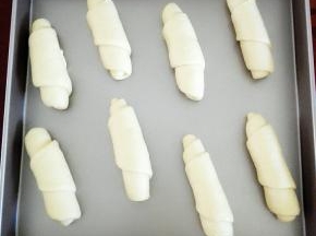 将面包卷放在烤盘上，入烤箱二次发酵，38度发酵，烤箱底层放一盘热水，发酵约40分钟