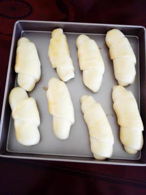 发酵好后取出，表面刷一层全蛋液
此时烤箱180度预热