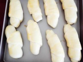 发酵好后取出，表面刷一层全蛋液
此时烤箱180度预热