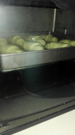 刷好蛋液后，放入预热好的烤箱中层，180度，30分钟，表面烤至金黄色即可