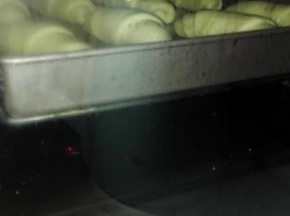 刷好蛋液后，放入预热好的烤箱中层，180度，30分钟，表面烤至金黄色即可