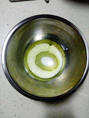 玉米油放入盆中，加入30克细砂糖和牛奶