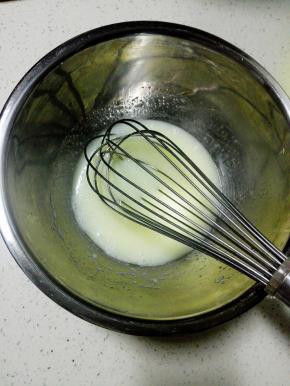 用打蛋器打至糖融化