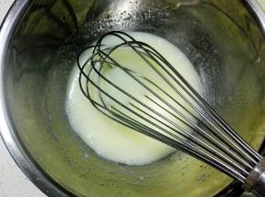 用打蛋器打至糖融化