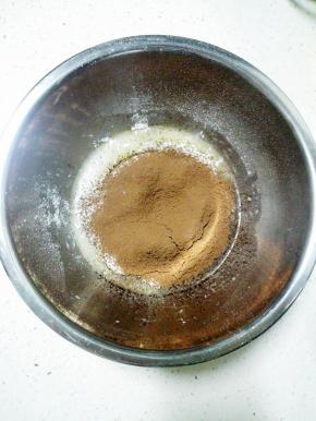 筛入低粉，可可粉，拌匀