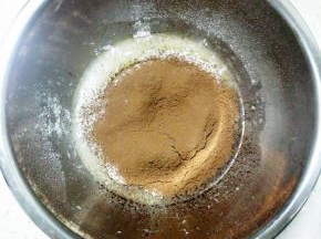 筛入低粉，可可粉，拌匀