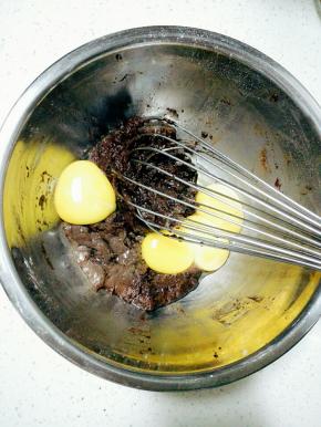 分离蛋黄和蛋白，蛋黄放入粉糊中，拌匀