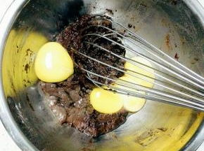 分离蛋黄和蛋白，蛋黄放入粉糊中，拌匀
