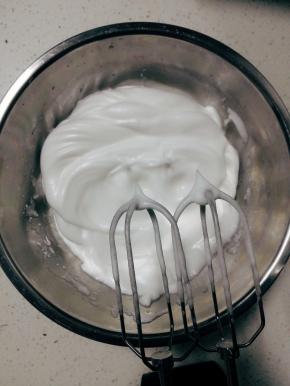 蛋白盆中，分三次加入细砂糖，将蛋白打至硬性发泡