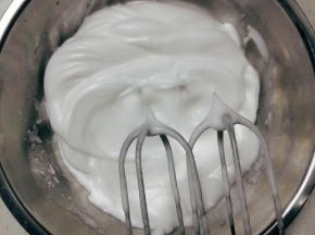 蛋白盆中，分三次加入细砂糖，将蛋白打至硬性发泡