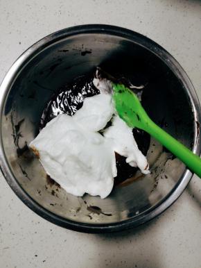 此时烤箱180度预热
取三分之一蛋白入蛋黄糊盆中，翻拌均匀