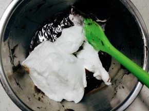 此时烤箱180度预热
取三分之一蛋白入蛋黄糊盆中，翻拌均匀