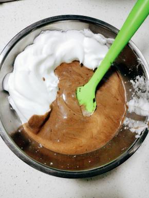 将蛋黄糊全部倒入蛋白霜盆中