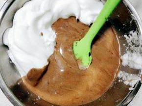 将蛋黄糊全部倒入蛋白霜盆中