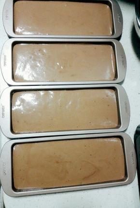 分别倒入四个模具中