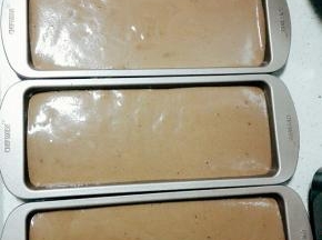 分别倒入四个模具中