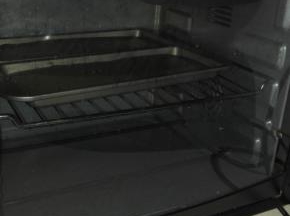 将模具放入预热好的烤箱中，中层，180度，30分钟