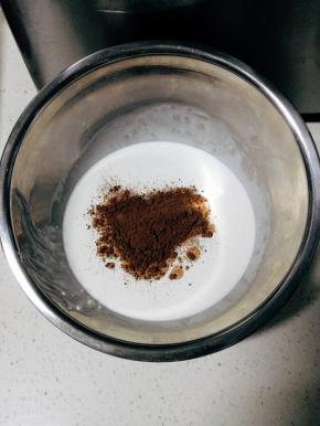 淡奶油加入细砂糖和可可粉