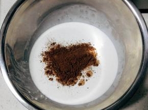 淡奶油加入细砂糖和可可粉