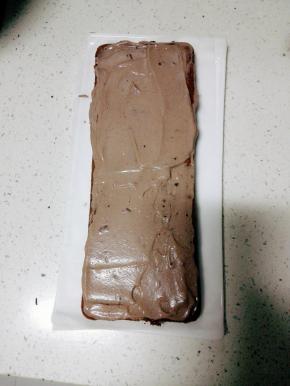 取一片蛋糕胚，表面抹上一层奶油霜