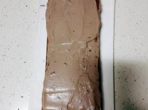 取一片蛋糕胚，表面抹上一层奶油霜