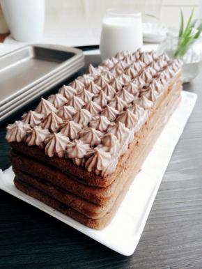 将剩余的奶油霜装入有裱花嘴的裱花袋中,在蛋糕体最上层均匀的挤上小花