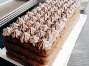 将剩余的奶油霜装入有裱花嘴的裱花袋中,在蛋糕体最上层均匀的挤上小花