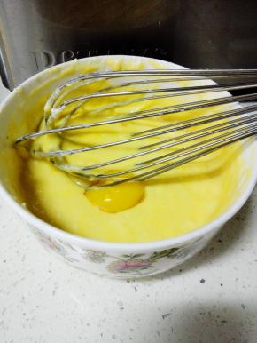 分次加入5颗蛋黄，并搅拌均匀