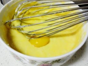 分次加入5颗蛋黄，并搅拌均匀