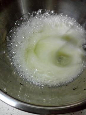 蛋白加入几滴柠檬汁，电动打蛋器慢速打到呈粗泡