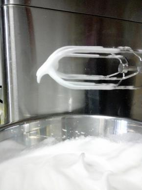 分三次加入细砂糖，快速打到出现纹路状，打至九分发，提起打蛋头有小弯勾的状态