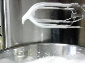 分三次加入细砂糖，快速打到出现纹路状，打至九分发，提起打蛋头有小弯勾的状态