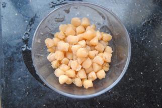 买干贝要挑选鲜黄色，发黑发白不是圆柱形的不要挑