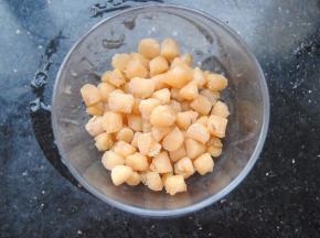 买干贝要挑选鲜黄色，发黑发白不是圆柱形的不要挑