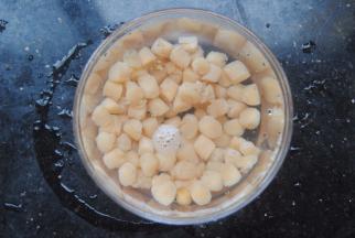 .干贝先用清水冲洗掉浮尘，加入适量清水浸泡，浸泡后的清水不要丢，后面加入会更鲜美