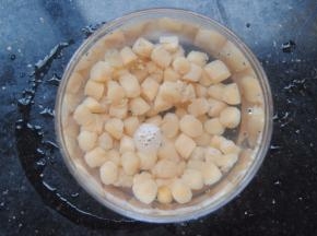 .干贝先用清水冲洗掉浮尘，加入适量清水浸泡，浸泡后的清水不要丢，后面加入会更鲜美