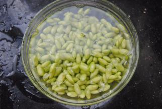 毛豆去掉外壳洗干净表面的豆衣