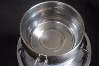 煮沸一奶锅清水