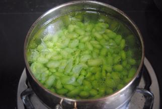 放入毛豆焯1分钟，加入几滴油会让毛豆更鲜绿哦